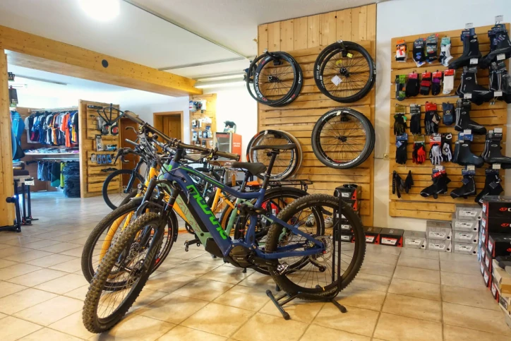 Shop Ausstellung Laufräder Handschuhe