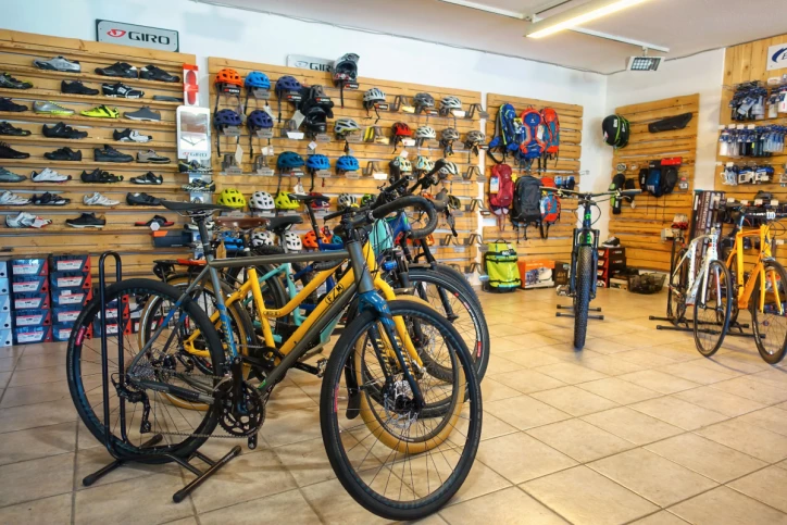 Shop Ausstellung Helmwand