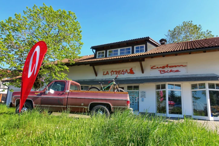Shop La Strega Eingang mit Chevy C20